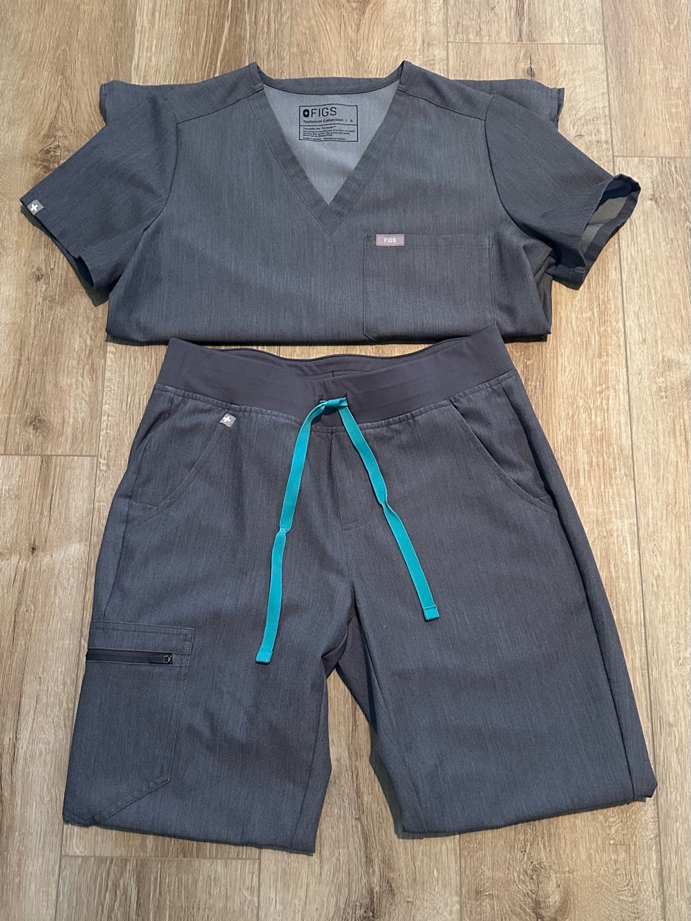 FIGS Women Charcoal Scrub Set SMALL Top/ SMALL jogger bottoms. Gently Used.